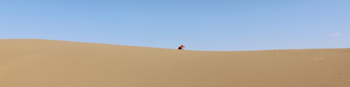 Moi prenant une photo dans le desert de Maranjab en Iran