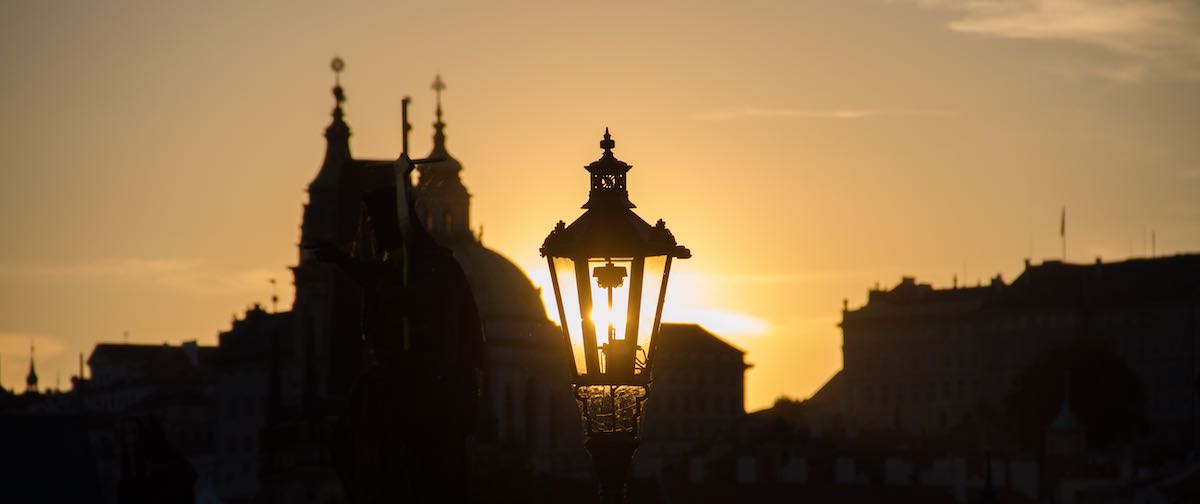 Un lampadaire à Prague au coucher du soleil